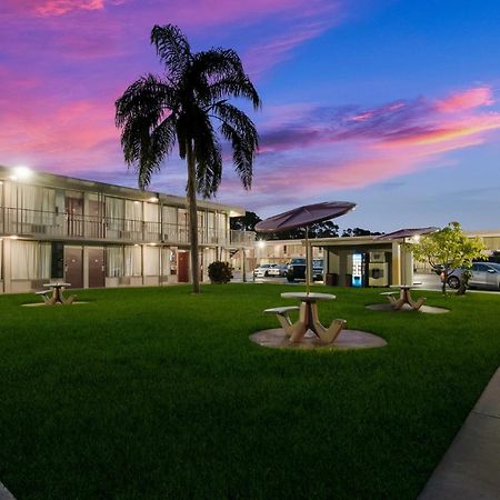 Hometowne Studios By Red Roof Vero Beach - I-95 Екстер'єр фото