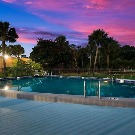 Hometowne Studios By Red Roof Vero Beach - I-95 Екстер'єр фото