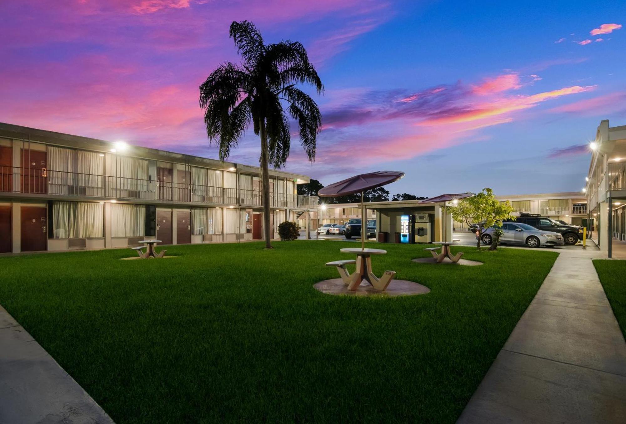 Hometowne Studios By Red Roof Vero Beach - I-95 Екстер'єр фото