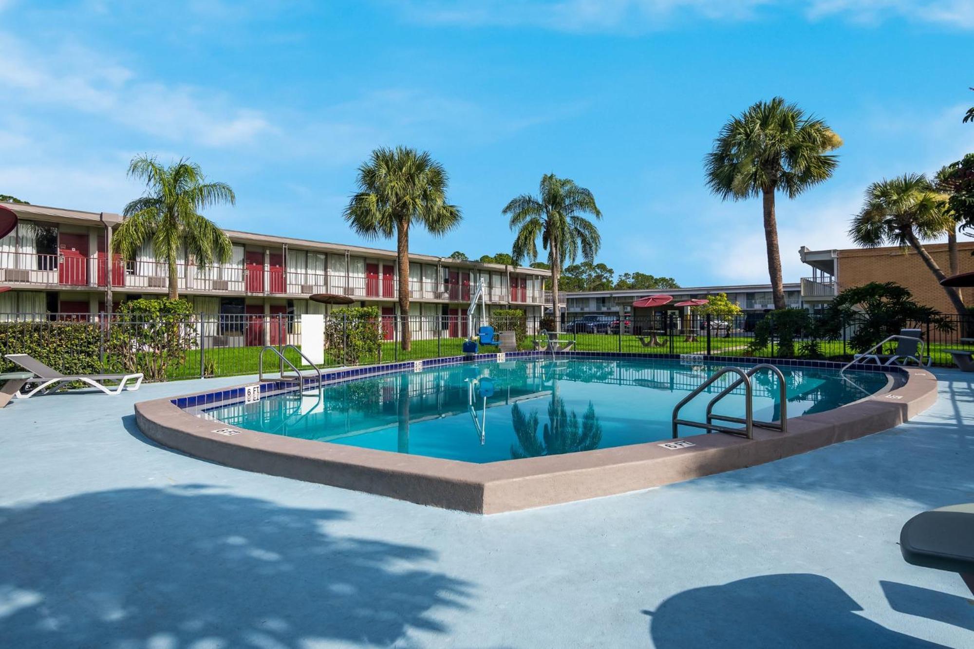 Hometowne Studios By Red Roof Vero Beach - I-95 Екстер'єр фото