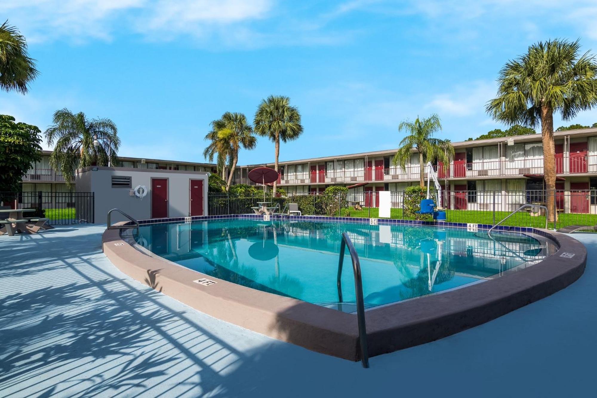Hometowne Studios By Red Roof Vero Beach - I-95 Екстер'єр фото