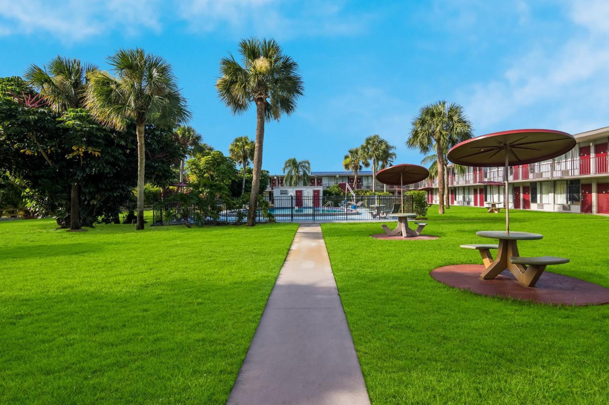 Hometowne Studios By Red Roof Vero Beach - I-95 Екстер'єр фото